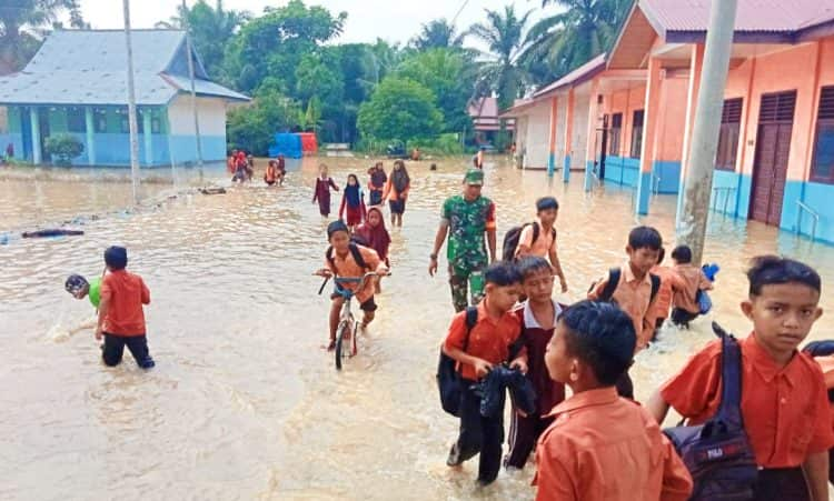 Akibat banjir, siswa sekolah dasar di pulangkan