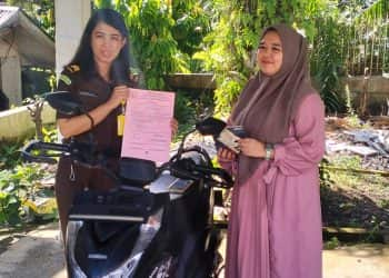 Rahmawati Sundari korban pencurian serah terima satu unit motor dengan staff Kejari Rohul