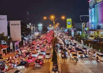 Kemacetan di Pekanabru Disebabkan Kendaraan yang Parkir Sembarangan