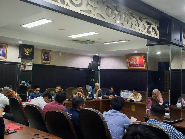 Suasana hearing Komisi I DPRD Kota Pekanbaru bersama pihak PDAM Tirta Siak dan Penangung jawab pembangunan IPAL di kota Pekanbaru.