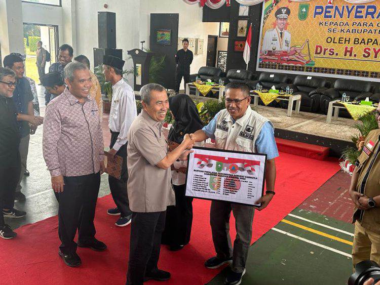 Kalaksa BPBD Kuansing H Yulizar MSi saat menerima bantuan peralatan Karhutla dari Gubri H Syamsuar MSi