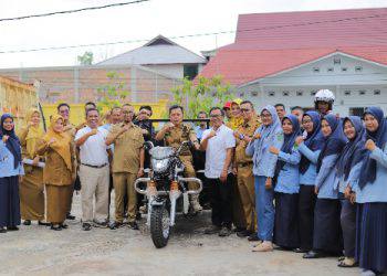 Stakeholder Relation Manager RAPP untuk Kepulauan Meranti Susilo Sudarman menyerahkan kunci becak motor secara simbolis kepada Plt Kepulauan Meranti H. Asmar.