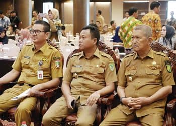 Wabup Inhil H Syamsuddin Uti (kanan), mengikuti rapat koordinasi teknis (Rakornis) Tim Percepatan Penurunan Stunting (TPPS) Kabupaten/Kota se-Riau tahun 2023 di Pekanbaru, Selasa (7/11/2023). (DISKOMINFO)