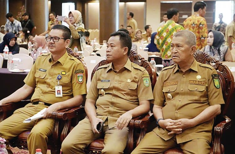 Wabup Inhil H Syamsuddin Uti (kanan), mengikuti rapat koordinasi teknis (Rakornis) Tim Percepatan Penurunan Stunting (TPPS) Kabupaten/Kota se-Riau tahun 2023 di Pekanbaru, Selasa (7/11/2023). (DISKOMINFO)