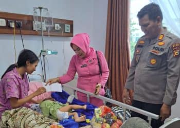 Kain Gendongan Terlilit Rantai Motor, Lengan Bayi 10 Tahun Putus