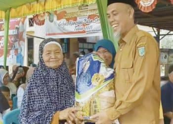 Walikota Dumai Salurkan Bantuan Beras Kepada Masyarakat Bukit Kapur