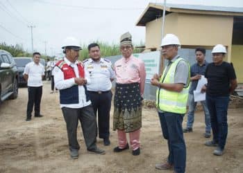 Bupati Inhil HM Wardan meninjau lokasi pekerjaan Penanganan Long Segmen Ruas Jalan Tembilahan – Terusan Mas, bertempat di parit 21 Tembilahan