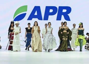 Produsen serat viscose-rayon, Asia Pacific Rayon (APR) menampilkan koleksi kolaborasi bersama desainer-desainer Indonesia pada Jakarta Fashion Week 2024, yang digelar pada Kamis,, 26 Oktober 2023 di Jakarta.