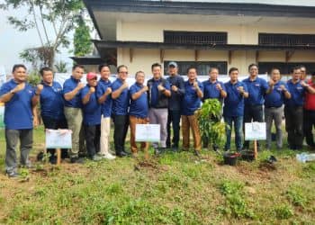 Jajaran manajemen PT RAPP foto bersama Asisten I Setda Pelalawan usai menanam bibit kelor di Pangkalan Kerinci Kota