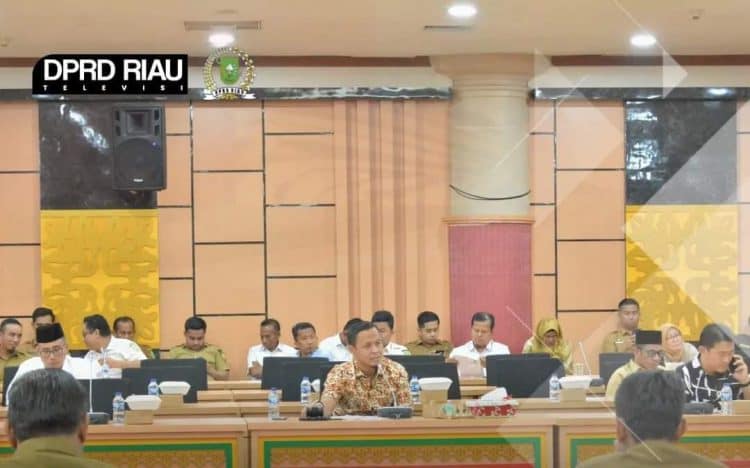 Badan Anggaran (Banggar) DPRD Provinsi Riau mengadakan rapat kerja bersama TAPD Provinsi Riau dalam rangka penyempurnaan penyesuaian hasil evaluasi Kemendagri terhadap Ranperda APD perubahan tahun anggaran 2023