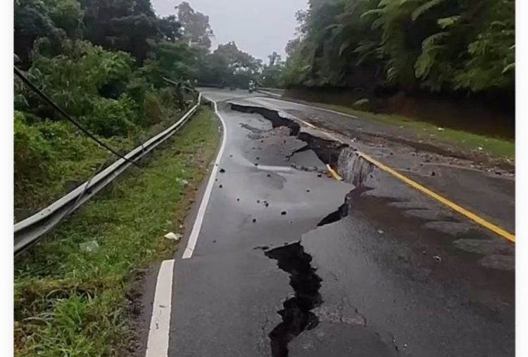 Jalan Terban Kelok 17 Ulu Air Harau Amblas Sepanjang 50 Meter