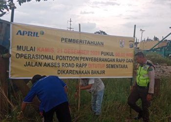 Pemasangan spanduk pemberitahuan terkait penutupan jalan oleh security di sekitar ponton penyeberangan.