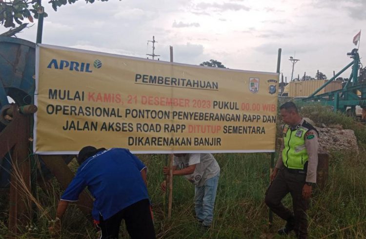 Pemasangan spanduk pemberitahuan terkait penutupan jalan oleh security di sekitar ponton penyeberangan.