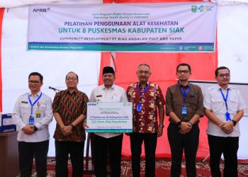 Bupati Siak Alfedri didampingi Kadiskes Siak dr. Benny Chairuddin dan tim Kemenkes foto bersama GM SHR RAPP Wan Mohd Jakh Anza dan jajaran manajemen RAPP lainnya usai penyerahan bantuan Alkes.