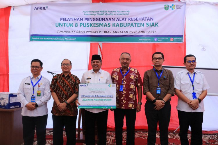 Bupati Siak Alfedri didampingi Kadiskes Siak dr. Benny Chairuddin dan tim Kemenkes foto bersama GM SHR RAPP Wan Mohd Jakh Anza dan jajaran manajemen RAPP lainnya usai penyerahan bantuan Alkes.