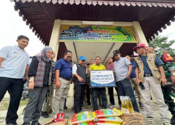 Manager SHR RAPP, H. Raja Elwan Jumandri, didampingi CD Operational Manager Sundari Berlian dan jajaran manajemen lainnya secara simbolis menyerahkan bantuan banjir kepada Camat Gunung Sahilan Musnaini M.Si