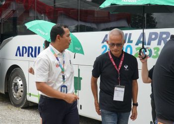 Penyerahan delapan unit bus listrik dari Chief Executive Officer (CEO) PT VKTR, Gilarsi W Setijono kepada Chief Operating Officer (COO) PT RAPP Eduward Ginting, Kamis (25/1/2024). Delapan unit bus listrik baru ini akan digunakan untuk mendukung operasional perusahaan.