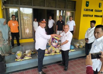 Kalaksa BPBD Kuansing Andrizul SKM MSi saat serahkan Pakat Sembako untuk korban banjir di kecamatan kuantan Tengah, Kuansing, Riau