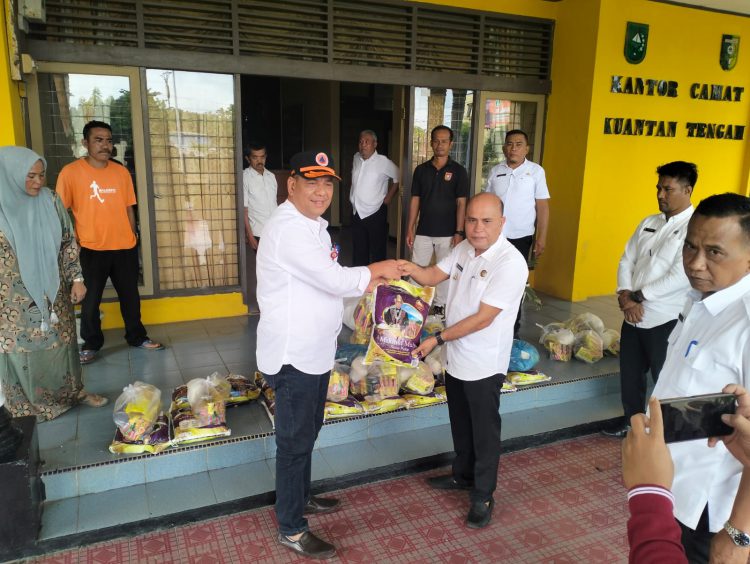 Kalaksa BPBD Kuansing Andrizul SKM MSi saat serahkan Pakat Sembako untuk korban banjir di kecamatan kuantan Tengah, Kuansing, Riau