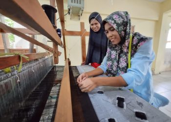 Rahmi (baju biru) dengan semangat mengikuti pelatihan tenun yang digelar RAPP bekerjasama dengan Rumah Tenun Wan Fitri.