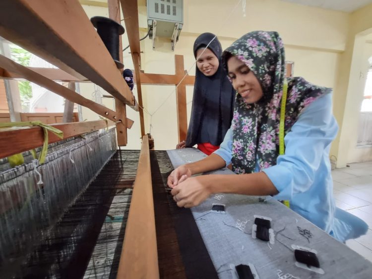 Rahmi (baju biru) dengan semangat mengikuti pelatihan tenun yang digelar RAPP bekerjasama dengan Rumah Tenun Wan Fitri.