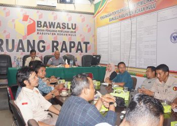 Gummer Siregar Kordiv Pencegahan, Parmas dan Humas Bawaslu Rohul memimpin rapat