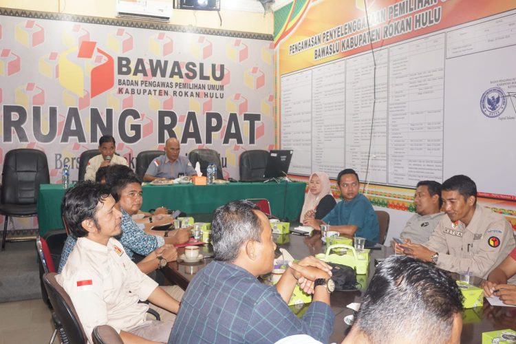 Gummer Siregar Kordiv Pencegahan, Parmas dan Humas Bawaslu Rohul memimpin rapat