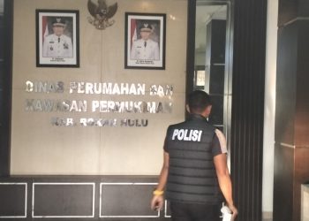 Tim penyidik Satreskrim Polres Rohul memasuki kantor dinas Perkim Rohul.(bertuahpos.com)