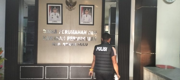 Tim penyidik Satreskrim Polres Rohul memasuki kantor dinas Perkim Rohul.(bertuahpos.com)