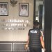 Tim penyidik Satreskrim Polres Rohul memasuki kantor dinas Perkim Rohul.(bertuahpos.com)