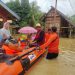 BPBD Kuansing evakuasi salah satu warga pasca melahirkan dengan menggunakan perahu karet akibat banjir