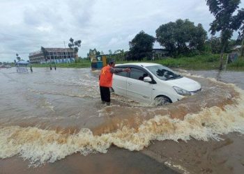 PUPR Riau Turunkan Ekskavator Amfibi untuk Atasi Banjir di Jalan Sudirman Ujung