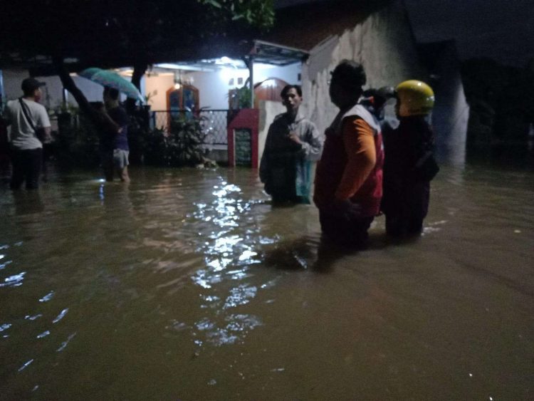 Waduh, Korban Banjir di Tangsel Terima Bantuan yang Sudah Kadaluarsa