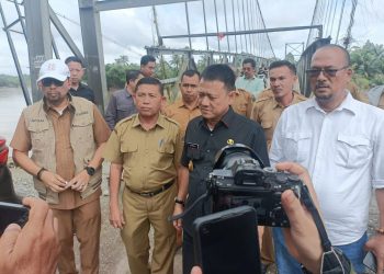 Penjabat (Pj) Bupati Kampar Hambali, tinjau langsung kondisi jembatan gantung dan abrasi sungai di Desa Gobah Kecamatan Tambang,Selasa (16/1/2023).