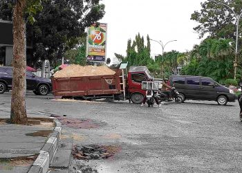 Truk terperosok belakang kantor gubernur Riau