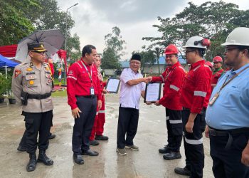 Chief Operating Officer (COO) RAPP Eduward Ginting, bersama Kabag Ops Polres Pelalawan Kompol Maison, mendampingi Asisten I Pemkab Pelalawan Zulkifli saat menyerahkan penghargaan kepada karyawan dan departemen di RAPP peraih penghargaan K3.