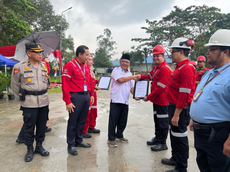 Chief Operating Officer (COO) RAPP Eduward Ginting, bersama Kabag Ops Polres Pelalawan Kompol Maison, mendampingi Asisten I Pemkab Pelalawan Zulkifli saat menyerahkan penghargaan kepada karyawan dan departemen di RAPP peraih penghargaan K3.