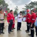 Chief Operating Officer (COO) RAPP Eduward Ginting, bersama Kabag Ops Polres Pelalawan Kompol Maison, mendampingi Asisten I Pemkab Pelalawan Zulkifli saat menyerahkan penghargaan kepada karyawan dan departemen di RAPP peraih penghargaan K3.