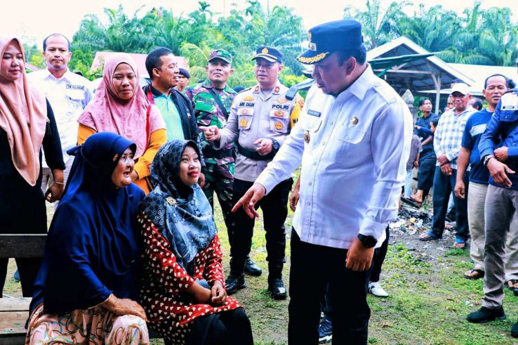 Wakil Bupati Siak Husni Merza asik bercengkrama bersama masyarakat di tempat pencoblosan suara kampung tambak rejo kelurahan sungai mempura.