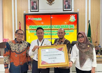 Branch Manager BRK Syariah Selat Panjang, Ridwan bersama Pemimpin Divisi Hukum BRK Syariah, Arhim Syafei berikan penghargaan kepada Kepala Kejaksaan Negeri Kepulauan Meranti Febriyan, SH.,MH