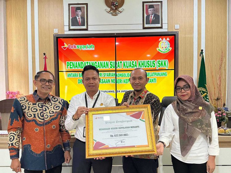 Branch Manager BRK Syariah Selat Panjang, Ridwan bersama Pemimpin Divisi Hukum BRK Syariah, Arhim Syafei berikan penghargaan kepada Kepala Kejaksaan Negeri Kepulauan Meranti Febriyan, SH.,MH