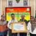 Branch Manager BRK Syariah Selat Panjang, Ridwan bersama Pemimpin Divisi Hukum BRK Syariah, Arhim Syafei berikan penghargaan kepada Kepala Kejaksaan Negeri Kepulauan Meranti Febriyan, SH.,MH