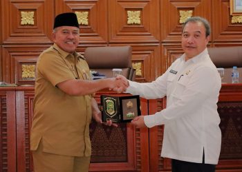 Bupati Siak Alfedri bersalaman dengan Kepala Kejaksaan Negeri (Kejari) Siak Moch Eko joko Purnomo usai menandatangani memorandum of understanding (MoU) di Kantor Bupati Siak, Provinsi Riau, Selasa (20/2/2024). (Dok. Pemkab Siak)