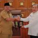 Bupati Siak Alfedri bersalaman dengan Kepala Kejaksaan Negeri (Kejari) Siak Moch Eko joko Purnomo usai menandatangani memorandum of understanding (MoU) di Kantor Bupati Siak, Provinsi Riau, Selasa (20/2/2024). (Dok. Pemkab Siak)