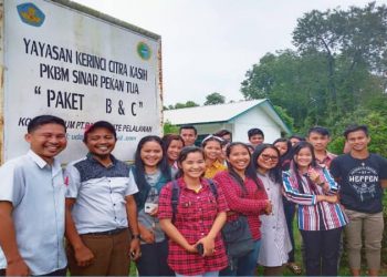 Peserta Program Kelompok Belajar Paket B dan Paket C foto bersama di salah satu sekolah binaan RAPP di bawah Yayasan Kerinci Citara Kasih (YKCK) yaitu SD Global Andalan di Kabupaten Pelalawan, baru-baru ini.