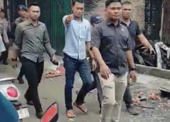 Dalam video tersebut terlihat Kasat Reskrim Polres Rohul AKP Dr Raja Kosmos Parmulais mengamankan satu orang di duga pelaku