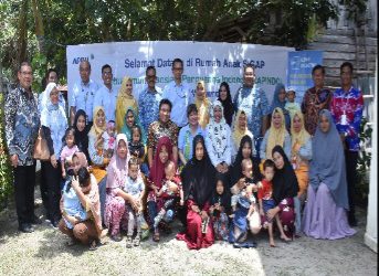 Presiden Direktur RAPP Sihol Aritonang foto bersama Ketua Apindo Shinta W. Kamdani, jajaran manajemen RAPP, dan para ibu dan anak yang hadir di Rumah Anak Sigap (RAS) Posyandu Kamboja, Pangkalan Kerinci Timur, Pelalawan, Rabu (28/2/2024).