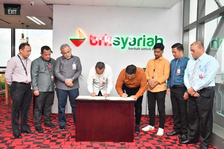 Direktur Dana & Jasa, M.A. Suharto saksikan penandatanganan Perjanjian Kerja Sama (PKS) antara PT Bank Riau Kepri Syariah bersama PT Phoenix Kreatif Digital