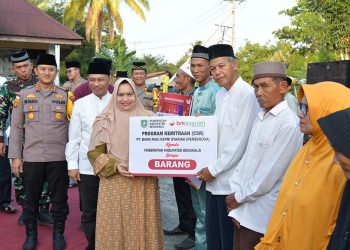 Bupati Kasmarni saat menyerahkan bantuan