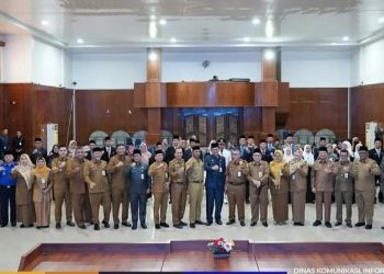 Sekda Kota Dumai usai melantik dan pengambilan sumpah jabatan, Pejabat Pimpinan Tinggi Pratama, Administrator dan Pengawas di Lingkungan Pemerintah Kota Dumai.